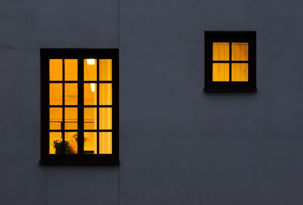 En och en halv gul windows — Stockfoto