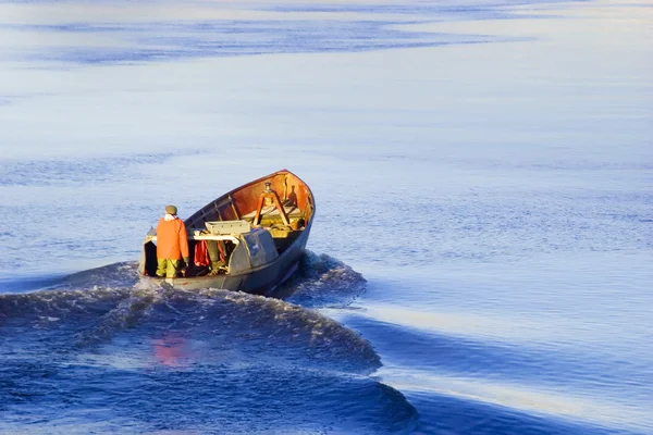 Рыбак, плывущий на старой лодке — стоковое фото