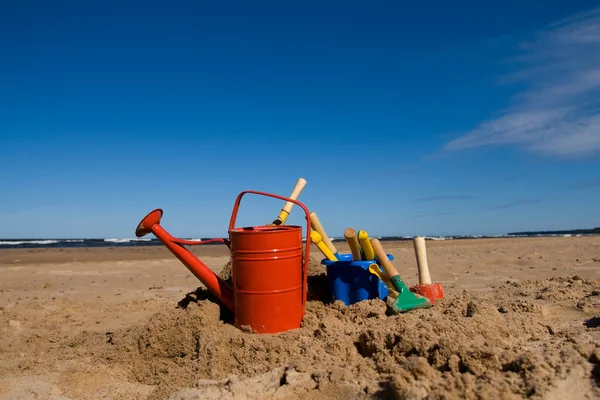 Juguetes de playa en la playa — Foto de Stock