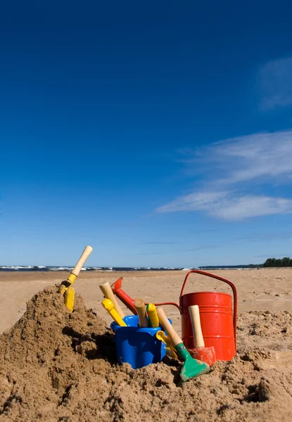 Brinquedos de praia na praia arenosa — Fotografia de Stock