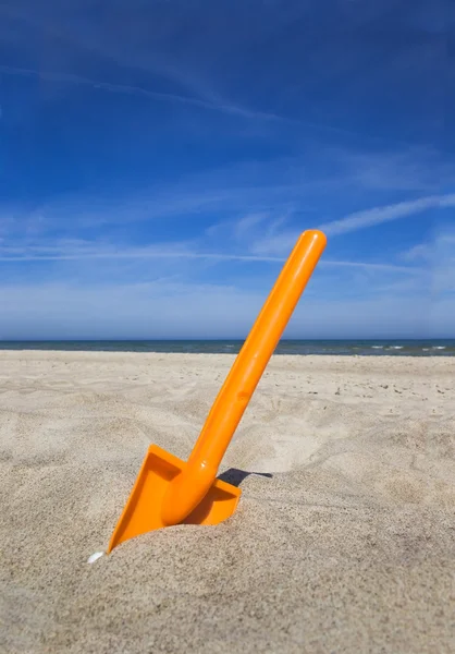 Πορτοκάλι παραλία πλαστικό φτυάρι — Φωτογραφία Αρχείου