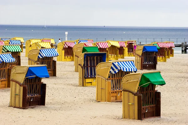 Пляж плетеные кресла возле моря — стоковое фото