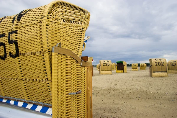 Ψάθινη καρέκλα παραλία στη Γερμανία — Φωτογραφία Αρχείου