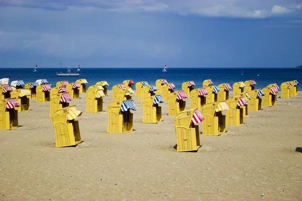 Beach wicker chairs near sea — Stock Photo, Image