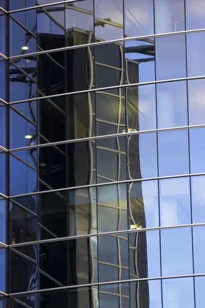Reflexionen eines Bürohochhauses — Stockfoto