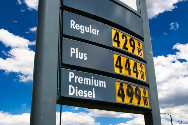 Высокие цены на газ на голубом небе — стоковое фото