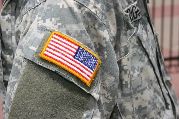 Oprava vlajky USA na uniformě vojáka Stock Fotografie