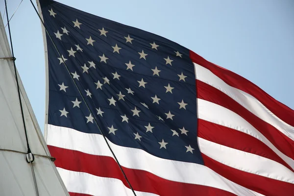 USA flagga med fartyget segla — Stockfoto