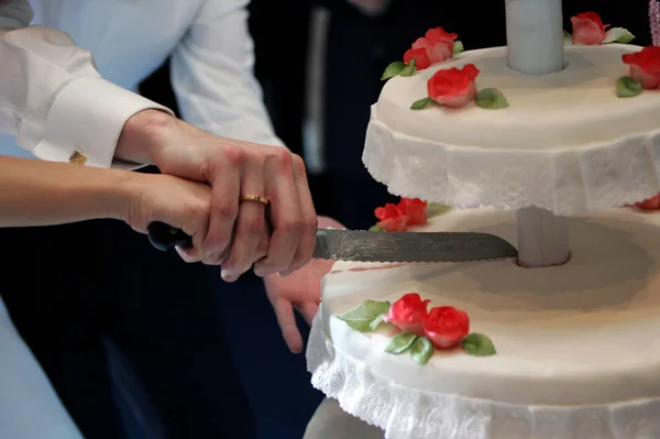 Couple nouvellement marié coupe gâteau de mariage — Photo