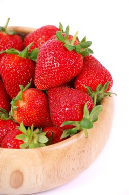 Beyaz arka planda taze çilekler