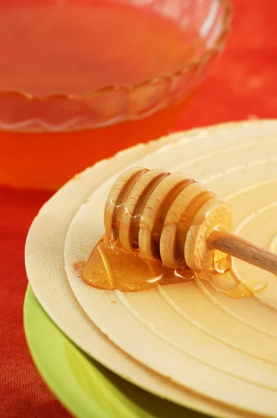 Olla de gofres y miel —  Fotos de Stock