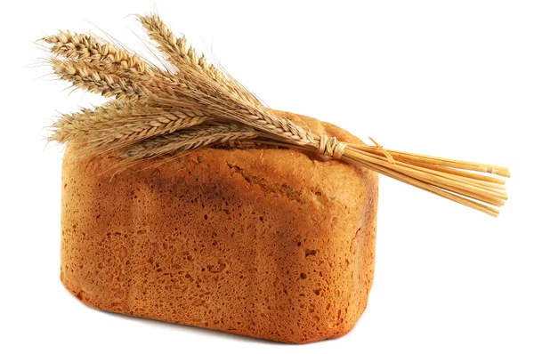 Домашний хлеб с колосом пшеницы — стоковое фото