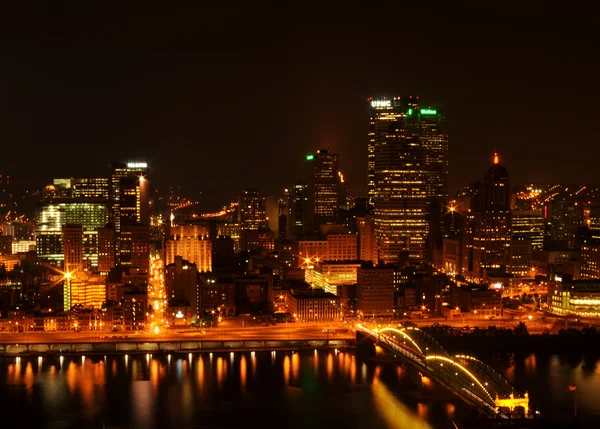 Pittsburgh bei Nacht — Stockfoto