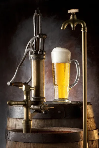Zátiší s pivem a sudy — Stock fotografie