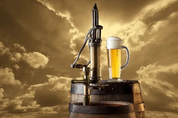 A sör és a hordókat a csendélet — Stock Fotó