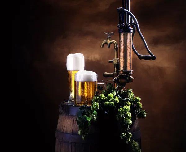 Csendélet a sör és a hordó — Stock Fotó