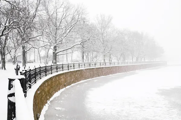 Řeka nábřeží na sníh — Stock fotografie