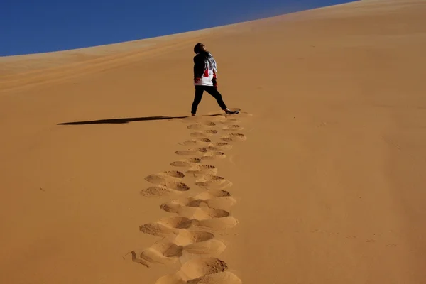 自然の砂漠の砂の足跡 — ストック写真