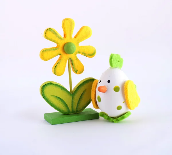 Simbol de Pâques fleur en bois et oeuf — Photo