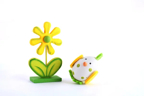 Simbol de Pâques fleur en bois et oeuf — Photo