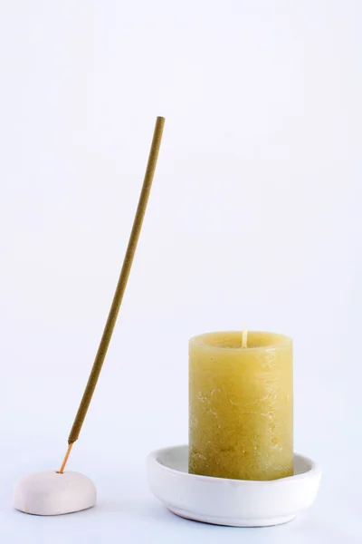 Spa bacchetta profumata e candela, isolata — Foto Stock