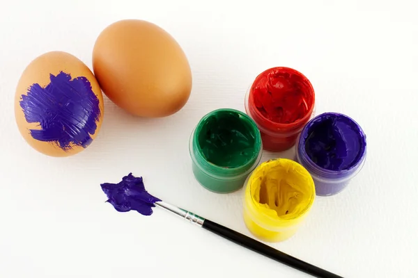 Peindre des œufs à Pâques — Photo