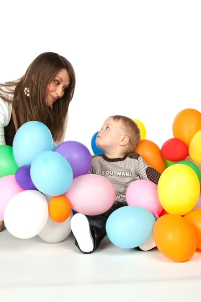 Mor och son spela party ballonger — Stockfoto