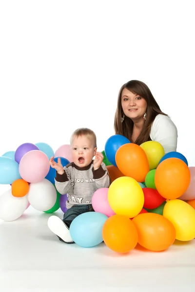 Madre e hijo jugando globos de fiesta — Foto de Stock
