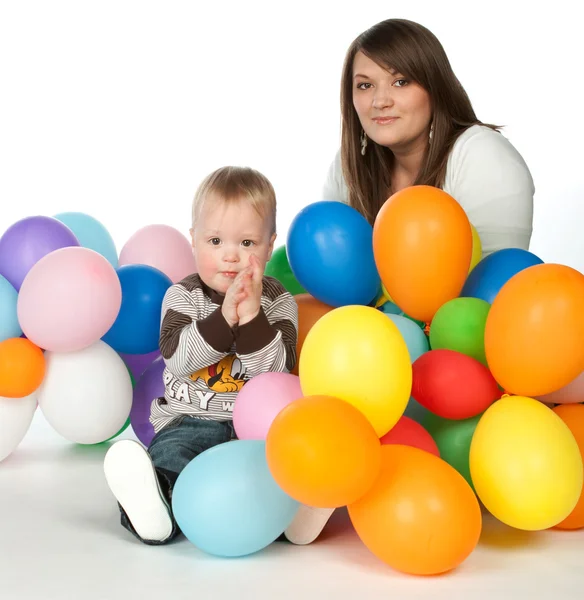 Matka a syn hraje nafukovacích balónků — Stock fotografie