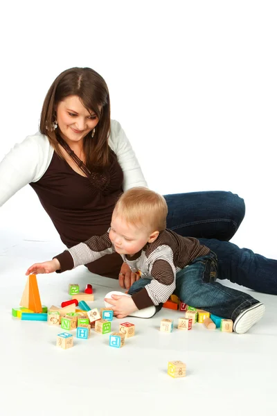 Moeder en zoon spelen houten kubussen — Stockfoto