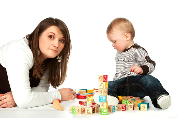 Madre e figlio giocare cubi di legno — Foto Stock