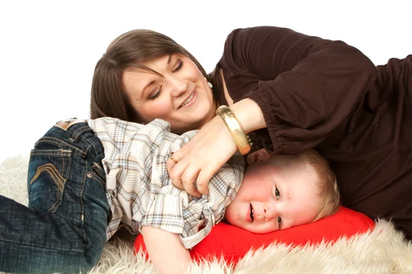 Uśmiechający się matka leży z synem — Zdjęcie stockowe