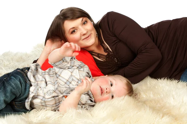 Lachende moeder liggen met haar zoon — Stockfoto