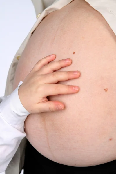 Těhotná žena a její syn drží břicho — Stock fotografie