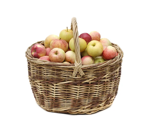 在编织篮子里的苹果 — 图库照片