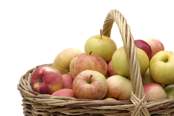 Jablka v tkané koše — Stock fotografie