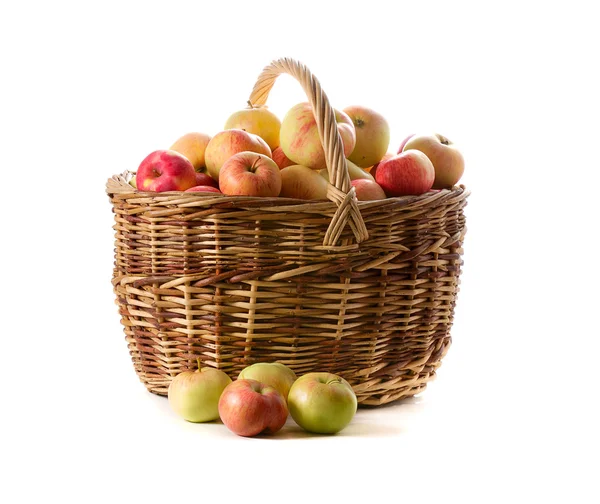 Яблука в плетеному кошику — стокове фото