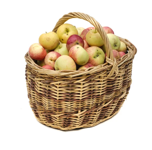 Яблоки в тканой корзине — стоковое фото