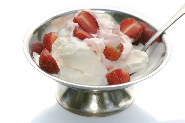 Erdbeere und Eis — Stockfoto