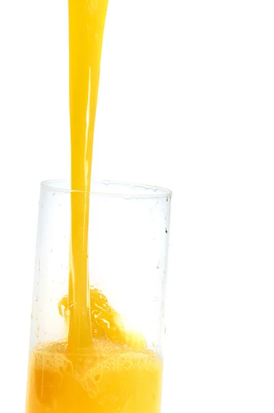 Einschenken von Orangensaft — Stockfoto
