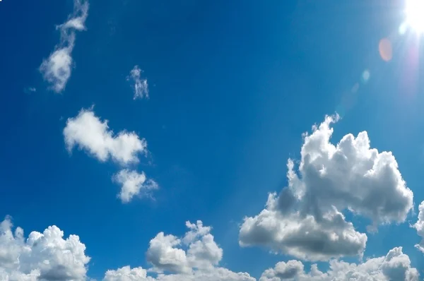 Ciel nuageux bleu avec panorama du soleil — Photo