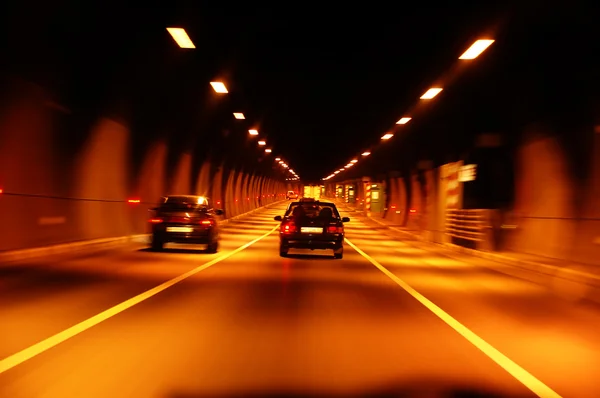 Дорожній тунель вночі — стокове фото