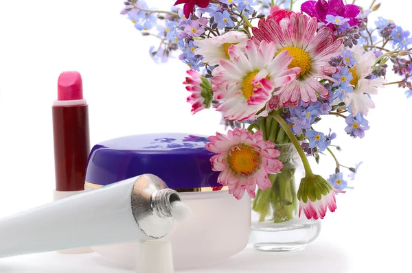 花を持つ化粧品クリーム — ストック写真