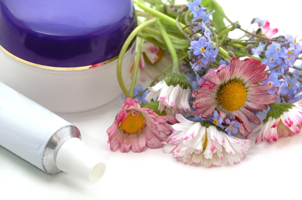 Crema cosmética con flores —  Fotos de Stock