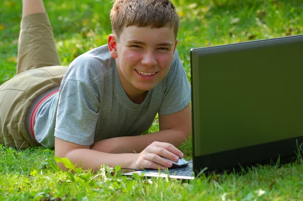 เด็กชายที่มีแล็ปท็อป — ภาพถ่ายสต็อก