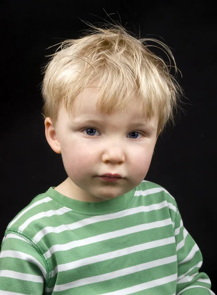 Porträtt av en söt liten pojke — Stockfoto