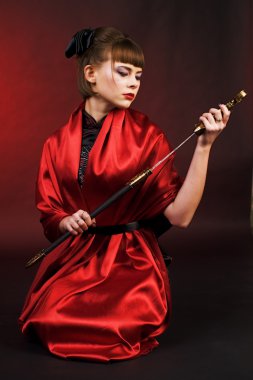 katana ile kırmızı kimono kız