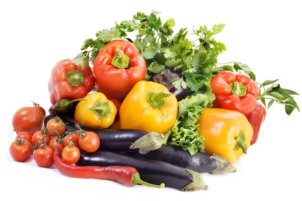 Grönsaker på vit bakgrund — Stockfoto