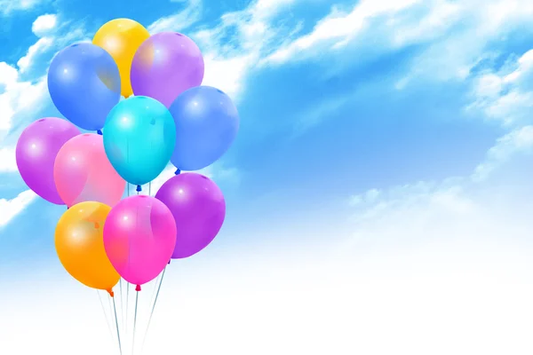 Ballons colorés sur ciel bleu — Photo