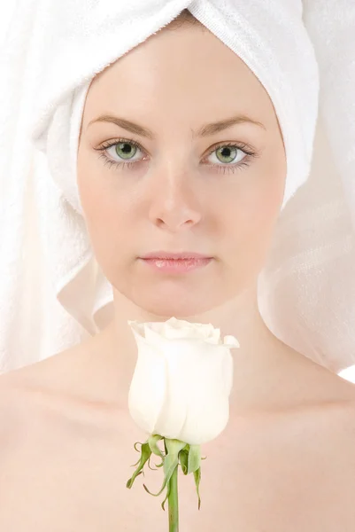 Frau im weißen Handtuch — Stockfoto